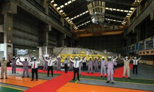 Ingenieros y técnicos indios posan en Cadarache delante de la tapa del reactor fabricada en su país / ITER ORGANIZATION