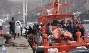 Los ocupantes de una patera llegada a las costas de Gran Canaria. - EFE