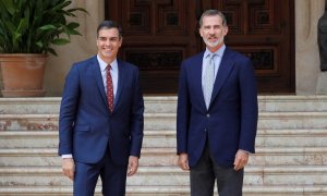 Felipe VI y el presidente del Gobierno, Pedro Sánchez, en la entrada del Palacio de Marivent, antes de celebrar el tradicional despacho de verano, en agosto de 2019. EFE/Ballesteros