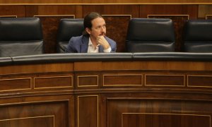 El vicepresidente segundo del Gobierno, Pablo Iglesias, en su escaño durante una primera sesión de control al Gobierno en el Congreso de los Diputados. / Europa Press /Pool