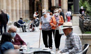 Unos clientes disfrutan de las terrazas en Bilbao. EFE/Luis Tejido/Archivo