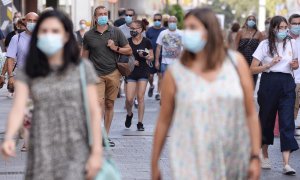 Varias personas caminan con mascarillas por el centro de Valladolid este jueves. EFE/Nacho Gallego