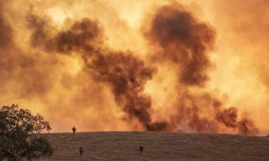 Un incendio en un paraje de Almonaster la Real /A.PEREZ / EP