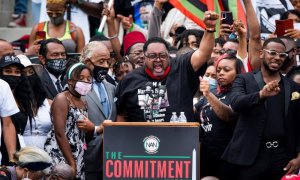 Jacob Blake habla sobre su hijo Jacob Blake Junior, a quien la policía le disparó siete veces por la espalda en Kenosha, Wisconsin, en el Lincoln Memorial para la 'Marcha del compromiso: quítese la rodilla del cuello' en Washington / EFE