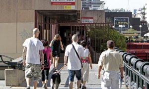 Varias personas se dirigen hacia la oficina de empleo de Azca en Madrid. EFE/J.L. Pino