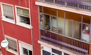 Fotografía tomada este martes del exterior de una vivienda en Zaragoza donde anoche un hombre mató a su hija de 4 años tras discutir con la madre de la pequeña | EFE