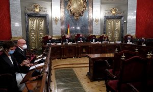 Gonzalo Boye (2i), abogado del presidente de la Generalitat, Quim Torra, interviene durante la vista que se celebra este jueves en el Tribunal Supremo, en Madrid, para revisar la condena e inhabilitación de Torra por desobediencia por no retirar los lazos