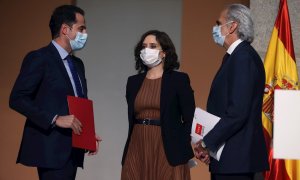 18/09/2020.- La presidenta madrileña, Isabel Díaz Ayuso, el vicepresidente madrileño, Ignacio Aguado (izda), y el consejero de Sanidad de Madrid, Enrique Ruiz, ofrecen una rueda de prensa para anunciar las restricciones de movilidad para hacer frente al c