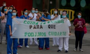 Personal sanitario del Hospital Clínico San Carlos de la Comunidad de Madrid sostienen carteles en los que se lee 'Cuida la sanidad para que podamos cuidarte', en una protesta para reclamar más personal .Ricardo Rubio / Europa Press / Archivo