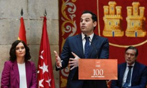 El vicepresidente de la Comunidad de Madrid, Ignacio Aguado (c), durante su intervención en la presentación del balance de los primeros 100 días del Gobierno regional, este jueves en la Real Casa de Correos, en presencia de la presidenta, Isabel Díaz Ayus