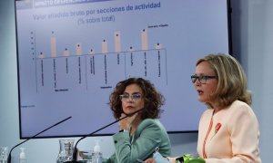 06/10/2020.- La portavoz del Gobierno y ministra de Hacienda, María Jesús Montero (i), junto a la vicepresidenta tercera del Ejecutivo y ministra de Asuntos Económicos y Transformación Digital, Nadia Calviño (d) durante la rueda de prensa posterior a la r