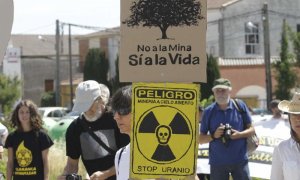 Protesta convocada por la plataforma Stop Uranio para pedir que la multinacional Berkeley abandone su proyecto de construir en el entorno del municipio salmantino de Retortillo la que sería única mina de uranio abierta en Europa. EFE/Archivo