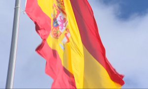 Las banderas de España ya amarillean en los balcones. Así que Madrid y  Oviedo están enviando nuevas a sus vecinos
