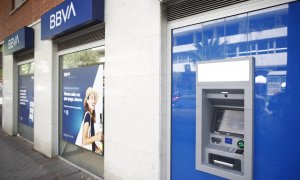 Una oficina y cajero del BBVA en Madrid. E.P./Eduardo Parra