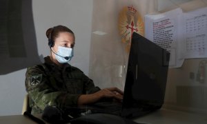 Una mujer trabaja en la Unidad de Verificación Epidemiológica Acuartelamiento de Artillería de la base militar de Fuencarral