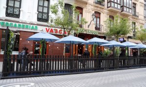 Clientes en un bar de Bilbao.