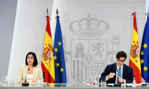 Los ministros de Sanidad, Salvador Illa (d), y de Política Territorial y Función Pública, Carolina Darias (i) ofrecen una rueda de prensa para analizar la situación de la pandamia de covid-19 este miércoles en Madrid.