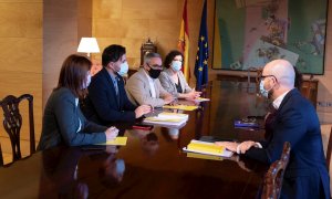 El equipo de ERC designado para la negociación de los presupuestos general del Estado para 2021 formado por Pilar Valluguera (4i), Joan Margall Sastre (3i), Gabriel Rufián (2i) y Carolina Telechea (i) se reúne con la ministra de Hacienda, Maria Jesús Mont