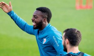 Iñaki Williams bromea durante el entrenamiento que el Athletic de Bilbao ha celebrado este sábado en sus instalaciones de Lezama (Bizkaia).