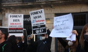 Cartells reivindicatius a la protesta del sector de les agències de viatges, a les portes de la Generalitat.