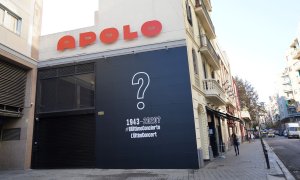 Exterior de la sala Apolo, que acumula mesos tancada.