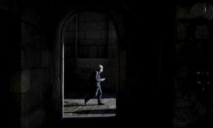 Un hombre con mascarilla camina este lunes por el centro de A Coruña.