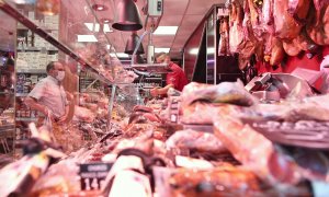 Un hombre comprando en la carnicería de un supermercado en Madrid. E.P.