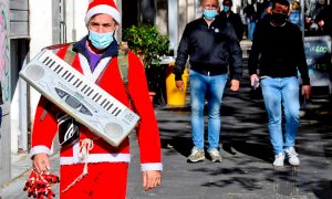 Un hombre disfrazado de Papá Noel en una calle de Nápoles.