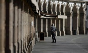 Un hombre aguarda a que le sirvan un café para llevar en la zona de La Marina, en la ciudad de A Coruña.