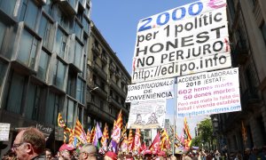 Imatge d'una manifestació amb un cartell que denuncia els accidents laborals.