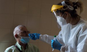 Una enfermera realiza de una prueba PCR en el Complejo Hospitalario Universitario de Ourense (CHUO).