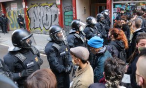 Un cordó policial impedeix que un grup d'activistes accedeixin al bloc Gayarre de Barcelona, on es desnonen quatre famílies.