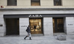 Una mujer pasa al lado del primer local de Zara que abrió en Madrid, junto a la Puerta del Sol, y que ha echado el cierre en noviembre.