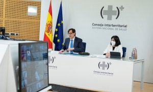 El ministro de Sanidad, Salvador Illa (i), preside por videoconferencia, junto con la ministra de Política Territorial y Función Pública, Carolina Darias (d), la reunión del Consejo Interterritorial del Sistema Nacional de Salud, este lunes en Madrid.