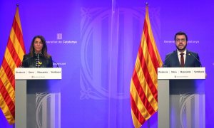 El Presidente en funciones de la Generalitat, Pera Aragonés y la consejera de la Presidencia, Meritxell Budó, durante la declaración institucional de aplazamiento de las elecciones, hoy Viernes en Barcelona.