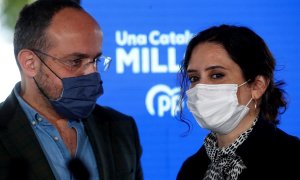 La presidenta de la Comunidad de Madrid, Isabel Díaz Ayuso (d), participa este sábado, junto al candidato del PPC a la presidencia de la Generalitat Alejandro Fernández (i), en un acto electoral en Barcelona.