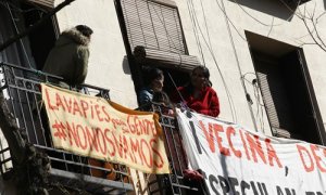 Balcones del barrio de Lavapiés con carteles en contra de los deshaucios.