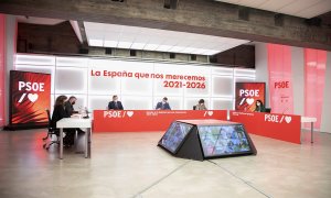 El secretario general del PSOE y presidente del Gobierno, Pedro Sánchez (c) junto con la vicepresidenta del Gobierno, Carmen Calvo (c-d) y el ministro de Transportes, José Luis Ábalos (c-i) durante la reunión "online" de la Permanente de la Ejecutiva Fede