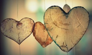 Fotografía de tres corazones de madera. - Pixabay