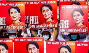 Manifestantes sostienen pancartas por la liberación de la líder birmana Aung San Suu Kyi