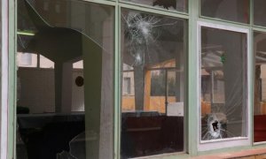 Ventanas del centro de menores de Torredembarra (Tarragona), destrozadas tras los ataques.