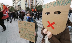 Asistentes a la concentración en protesta por el reciente encarcelamiento del rapero Pablo Hasél, este viernes en Valladolid.