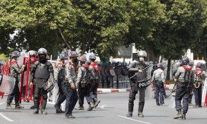 Agentes antidisturbios de la Policía de Myanmar en Rangún.