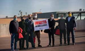 Siete de los nueve líderes independentistas condenados a su salida de la cárcel de Lledoners, Barcelona, por la campaña del 14F.