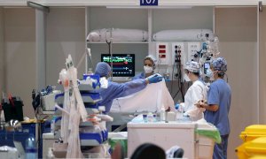 Sanitarios del Hospital Universitario Central de Asturias (HUCA), en Oviedo, atienden a pacientes graves afectados por covid-19, en la UCI instalada en el gimnasio del centro hospitalario.