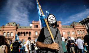 Un manifestante sostiene una bandera de Argentina durante unas protestas contra el Gobierno.