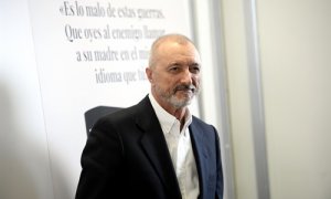 El escritor Arturo Pérez-Reverte durante la presentación de su libro 'Línea de fuego' en el Hotel Westin Palace, en Madrid, a 6 de octubre de 2020.