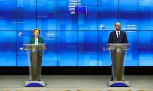 La presidenta de la Comisión Europea,  Ursula von der Leyen, y el presidente del Consejo Europeo, Charles Michel, en la rueda de prensa connjunta en Bruselas, tras la cumbre extraordinaria celebrada por videoconferencia para analizar la situación de la va