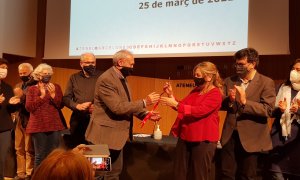 El president sortint Jordi Casassas traspassa la clau de l'Ateneu Barcelonès a la nova presidenta de l'entitat, Isona Passola.