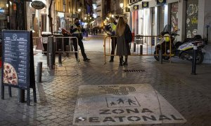 Dispositivo policial desplegado en las calles del centro de Madrid para controlar los aforos y el distanciamiento social en la zona de bares de copas.